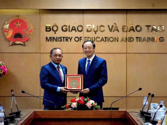 Thứ trưởng Thường trực Phạm Ngọc Thưởng và Quốc vụ khanh Chuon Chivann trao quà lưu niệm.