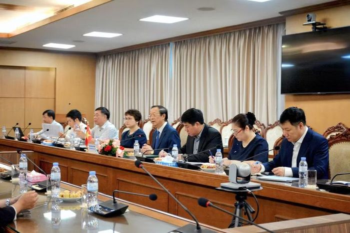Đại diện Bộ GD&ĐT Việt Nam tiếp đoàn công tác.
