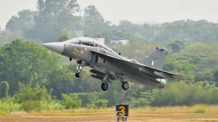 Máy bay huấn luyện chiến đấu Tejas Trainer.