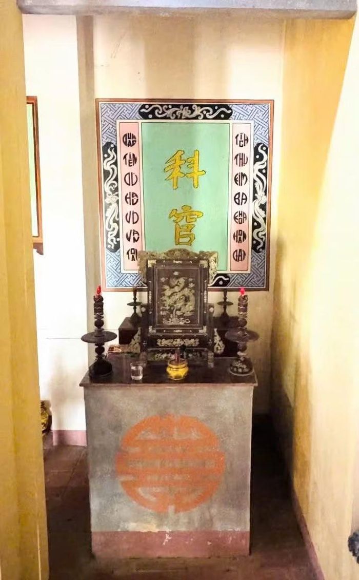 Bàn thờ “Khoa hoạn” tại Đình làng Nại Cửu. Ảnh: Võ Thanh Lâm.