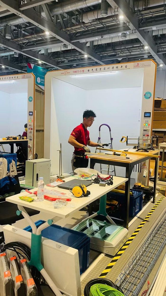 Trong khi đó, nghề Lắp đặt điện đặt ra những yêu cầu cao về độ chính xác, tính an toàn và khả năng xử lý công việc trong điều kiện thi đấu thực tế.