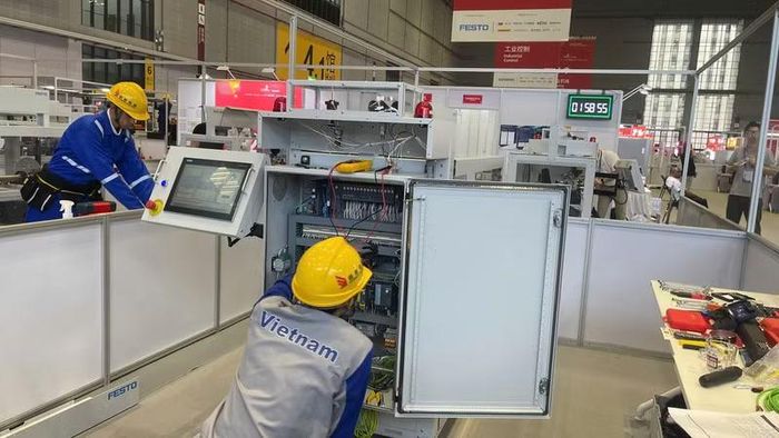Thí sinh nghề Năng lượng tái tạo bước vào phần thi với sự chuẩn bị kỹ lưỡng, tập trung vào từng yêu cầu kỹ thuật.