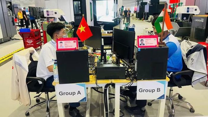 Trong ngày thi đầu tiên, các thí sinh Việt Nam ở các nghề Cơ điện tử, Năng lượng tái tạo, Điện lạnh, Lắp đặt điện, Công nghệ xe cơ giới hạng nặng và công nghệ thời trang đã bước vào tranh tài.