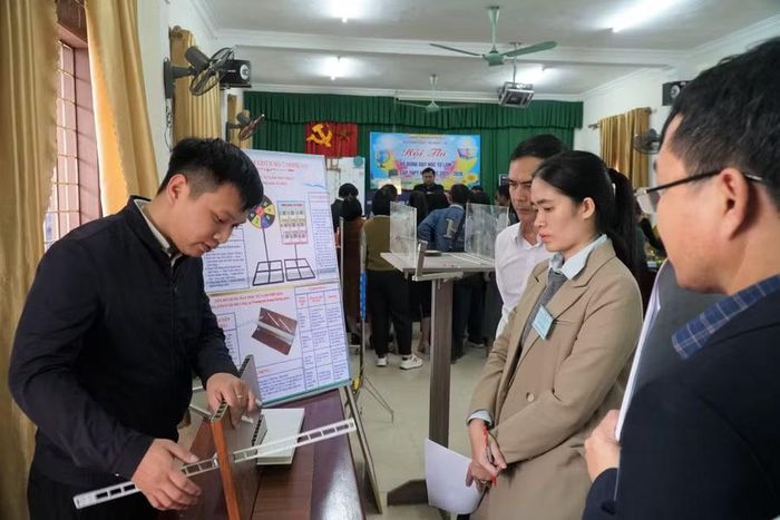 Giáo viên các Trung tâm GDTX tỉnh Nghệ An tham gia hội thi Đồ dùng dạy học tự làm. Ảnh: Hồ Lài
