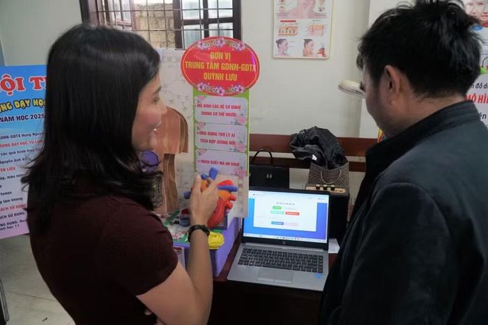 Trợ lý AI tích hợp giọng nói được cô Bùi Thị Nga sử dụng thường xuyên trong dạy học. Ảnh: Hồ Lài