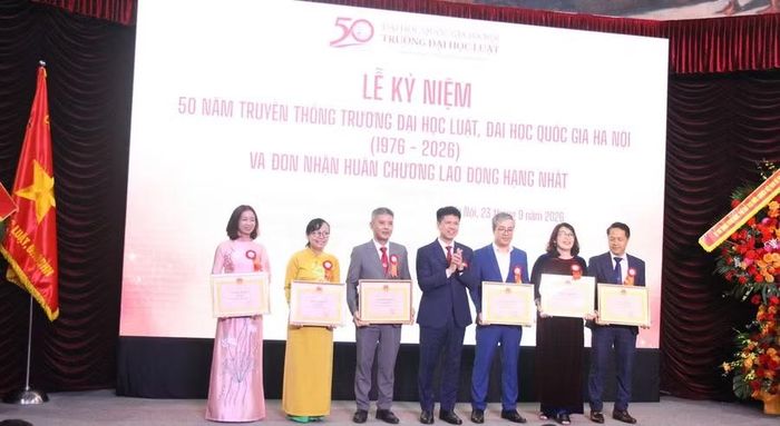 PGS.TS Nguyễn Hiệu trao bằng khen của Giám đốc Đại học Quốc gia Hà Nội cho các cá nhân.