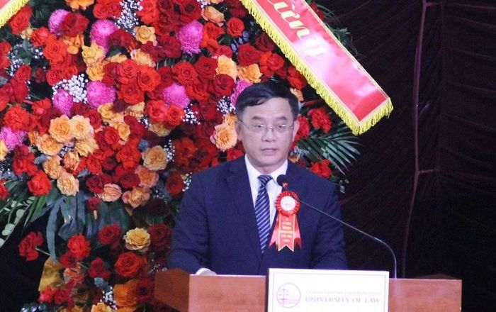 PGS.TS Nguyễn Tiến Vinh - Hiệu trưởng Trường Đại học Luật (Đại học Quốc gia Hà Nội) trình bày diễn văn kỷ niệm.