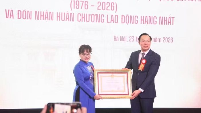 Nhân dịp này, PGS.TS Nguyễn Thị Quế Anh được nhận Huân chương Lao động hạng Ba.