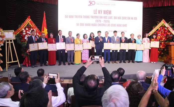 PGS.TS Nguyễn Hiệu trao bằng khen của Giám đốc Đại học Quốc gia Hà Nội cho các tập thể.