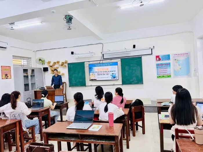 Tổ Lịch sử - Địa lí Trường THCS Nguyễn Huệ tập huấn phương pháp dạy học, kiểm tra đánh giá năm học 2026 - 2027.