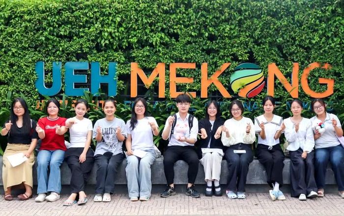 Tân sinh viên Phân hiệu Đại học Kinh tế TPHCM tại Vĩnh Long.