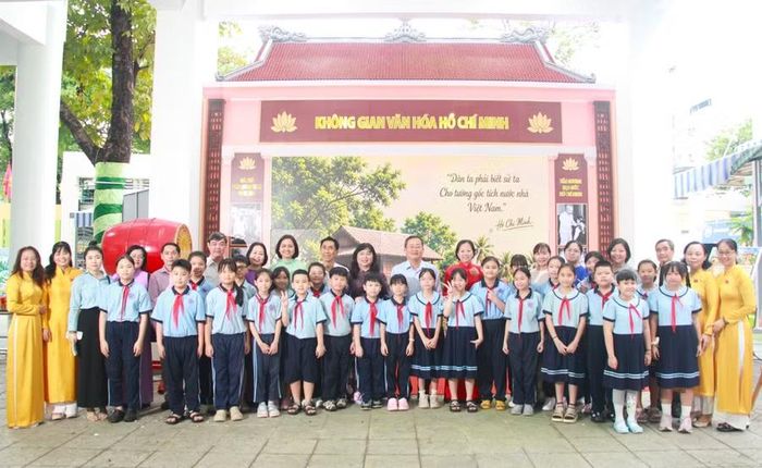  Một điểm nhấn của không gian là những quyển sách về Bác được đặt trên các ống tre thủ công, gửi gắm thông điệp về giữ gìn truyền thống, mở rộng tri thức và tiếp nối những giá trị tốt đẹp mà Bác để lại. 