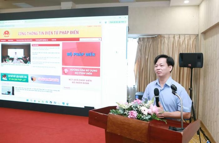 Ông Nguyễn Duy Thắng - Phó Cục trưởng Cục Kiểm tra văn bản và Tổ chức thi hành pháp luật, Bộ Tư pháp trao đổi tại hội thảo.