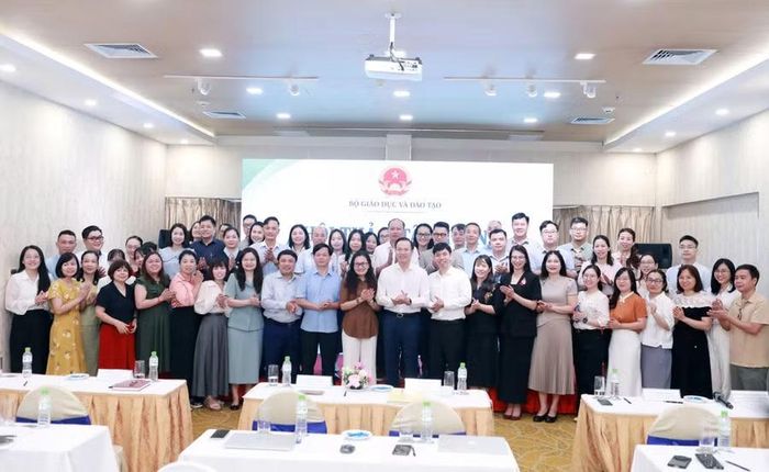 Các đại biểu chụp ảnh lưu niệm tại chương trình.