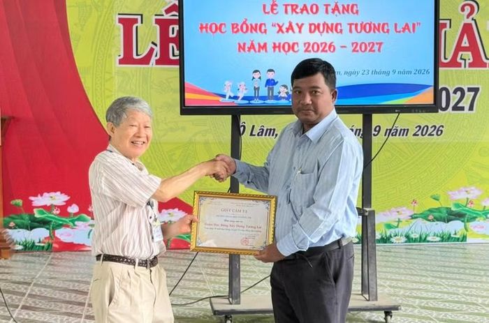 Đại diện lãnh đạo Trường THCS Ô Lâm (xã Ô Lâm, tỉnh An Giang) trao cảm tạ nhà tài trợ.
