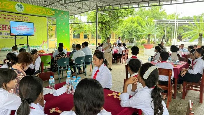 Đoàn tìm hiểu hoàn cảnh của học sinh.