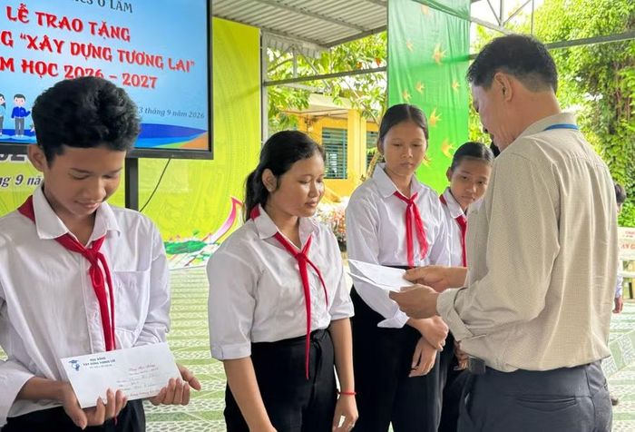 Trao học bổng cho học sinh có hoàn cảnh khó khăn của Trường THCS Ô Lâm (xã Ô Lâm, tỉnh An Giang).