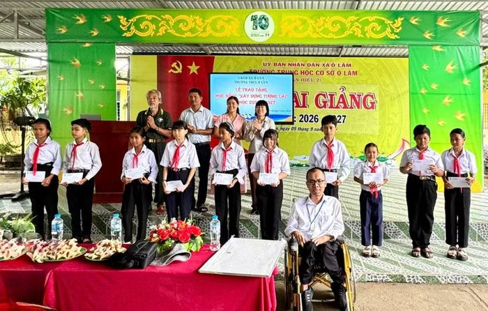 Trao tặng 30 suất học bổng "Xây dựng tương lai" cho học sinh Trường THCS Ô Lâm (xã Ô Lâm, tỉnh An Giang).