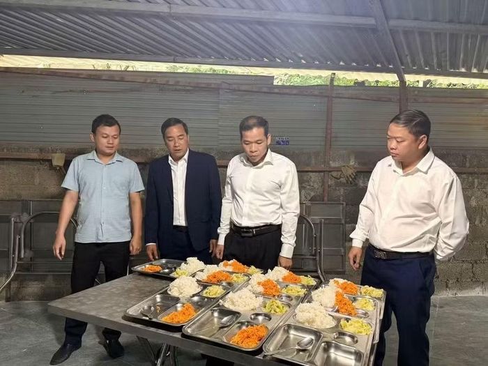 Lãnh đạo xã Lũng Cú kiểm tra suất ăn bán trú trên địa bàn.