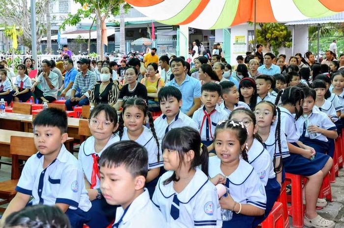 Học sinh tỉnh An Giang chào đón năm học mới. Ảnh: TN.
