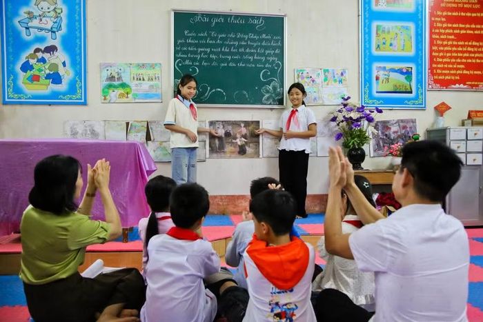 Học sinh trường Tiểu Học Đại Đồng tham gia hoạt động ngoại khóa xem tranh vẽ về di sản văn hoá dân tộc của địa phương.