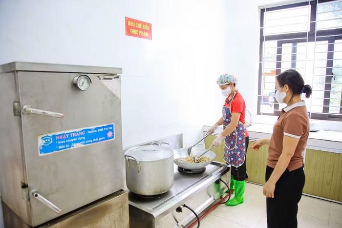 Nhân viên khu vực bếp Trường Mầm non Đại Đồng (Phú Thọ).