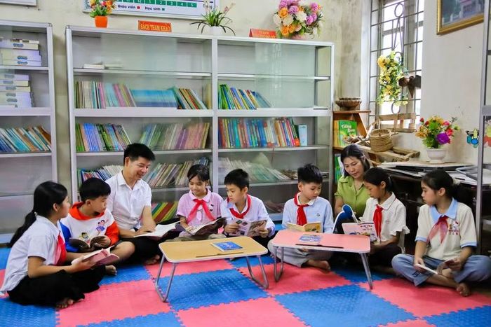 Giáo viên và học sinh Trường Tiểu học Đại Đồng, tỉnh Phú Thọ tại thư viện nhà trường.