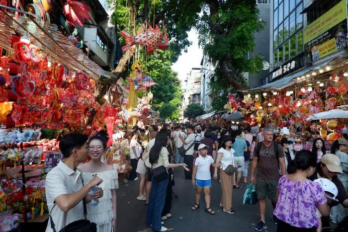 Những ngày cận Rằm tháng Tám, hàng ngàn người dân cùng du khách tìm đến phố Hàng Mã để tham quan, mua sắm.