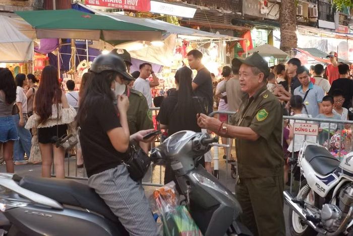 Lực lượng bảo vệ an ninh thường xuyên túc trực, hỗ trợ người dân và du khách, đảm bảo an toàn trong những ngày diễn ra Chợ Trung thu truyền thống 2026.