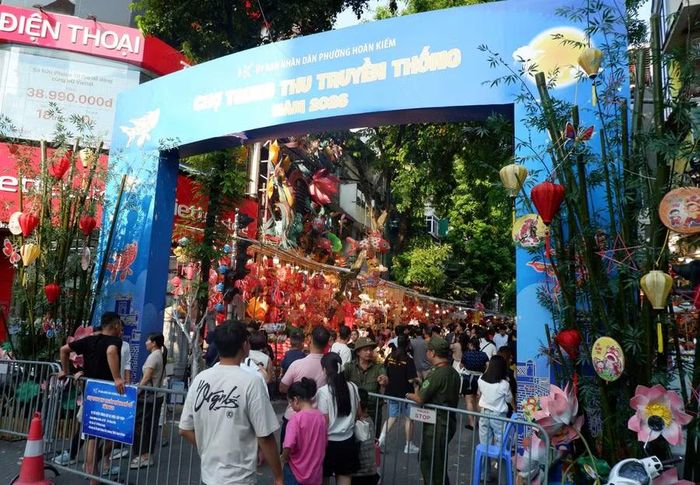 Chợ Trung thu truyền thống 2026 (Hàng Mã, Hoàn Kiếm) diễn ra từ ngày 11/9 đến ngày 25/9 nhằm tôn vinh, giữ gìn và lan tỏa những giá trị truyền thống của Tết Trung thu.