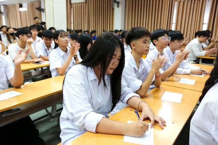 Diễn đàn cảm hứng khởi nghiệp sáng tạo với chủ đề “Hành trình khởi nghiệp – khát vọng ra khơi” thu hút sự tham gia của gần 500 học sinh, sinh viên.