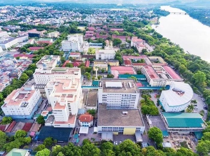 Toàn cảnh Bệnh viện Trung ương Huế và Bệnh viện Quốc tế Trung ương Huế nằm cạnh trục dòng sông Hương di sản tại TP Huế.