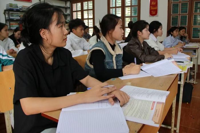 Học sinh Trường PTDT Nội trú THCS & THPT Bắc Yên trong một tiết học.