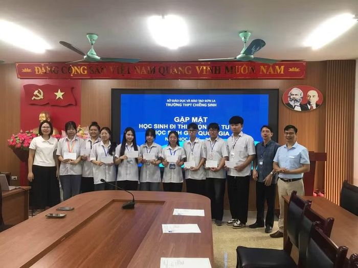 Ban Giám hiệu Trường THPT Chiềng Sinh gặp mặt, tặng quà cho học sinh đi thi học sinh giỏi.