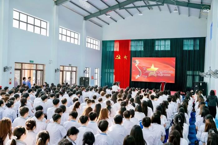 Học sinh Trường THPT Mai Sơn học ngoại khóa.