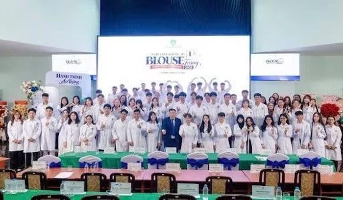 Nghi lễ Khoác áo Blouse Trắng dành cho sinh viên Y Khoa Trường Đại học Tân Tạo.