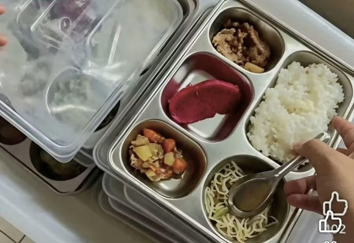 Hình ảnh suất ăn bán trú trưa 23/9 của học sinh Trường Tiểu học Quảng Bị 1. Ảnh: Phụ huynh cung cấp.