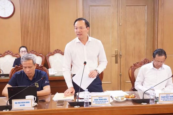 Thứ trưởng Đoàn Trung Kiên phát biểu tại phiên họp.
