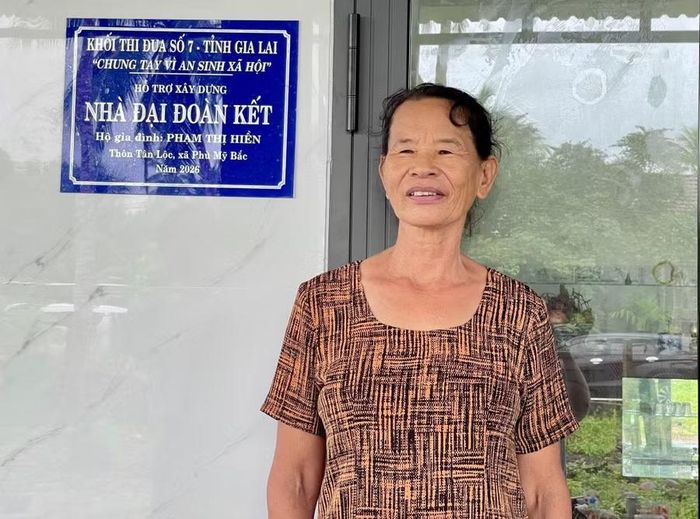 Bà Phạm Thị Hiền hạnh phúc khi được hỗ trợ căn nhà mới khang trang, an toàn trong mùa mưa bão.