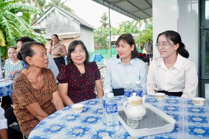 Chính quyền địa phương chia sẻ niềm vui, động viên gia đình bà Hiền cố gắng vươn lên trong cuộc sống.