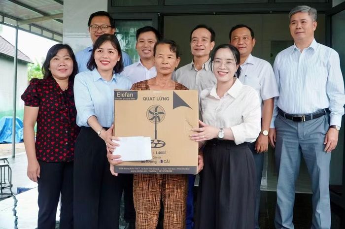 Những phần quà thiết thực của Khối Thi đua số 7 và chính quyền xã Phù Mỹ Bắc trao cho gia đình bà Hiền.