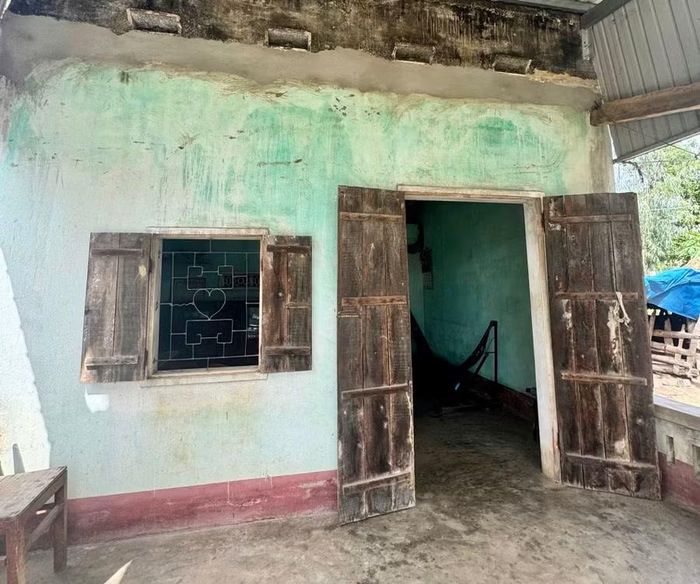 Căn nhà cũ của mẹ con bà Hiền đã hư hỏng, xuống cấp sau hơn 20 năm.
