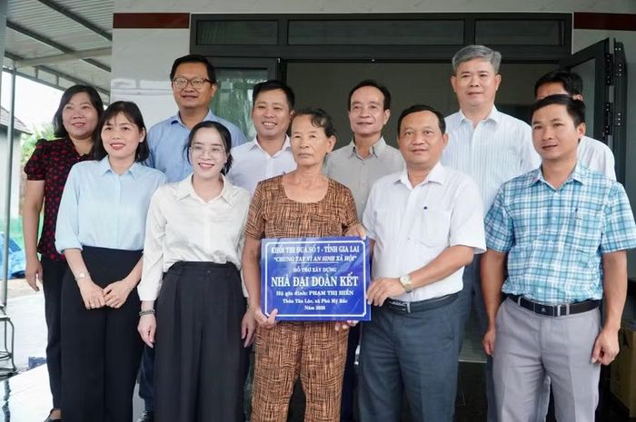Khối Thi đua số 7 trao biểu trưng nhà Đại đoàn kết cho gia đình bà Hiền.