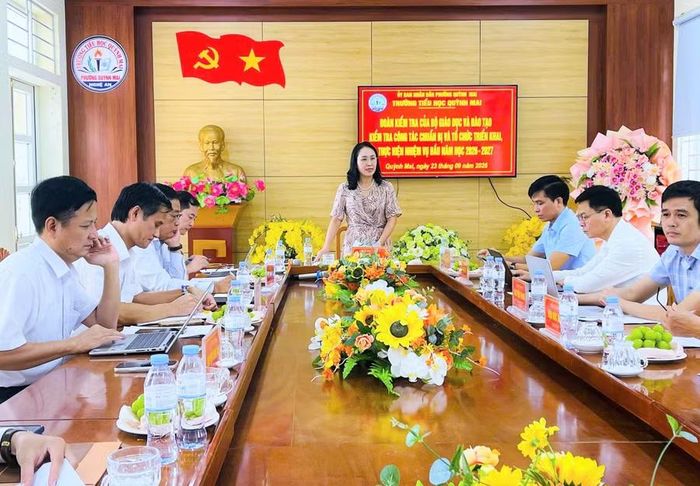 Đoàn công tác Bộ GD&ĐT làm việc tại Trường Tiểu học Quỳnh Mai, xã Quỳnh Mai, Nghệ An.