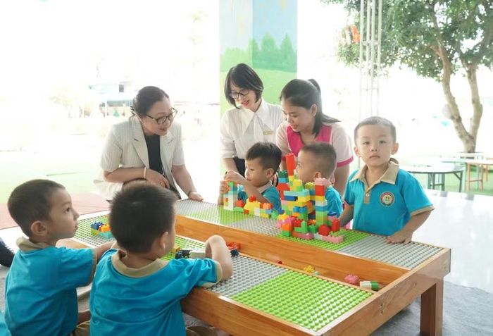 Thứ trưởng Bộ GD&ĐT Nguyễn Thị Quyên Thanh và đoàn công tác đến thăm cô trò Trường Mầm non Hoàng Mai 1, Nghệ An. Ảnh: Hồ Lài