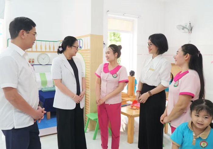 Đoàn công tác kiểm tra thực tế hoạt động của nhà trường và nắm bắt tâm tư, nguyện vọng của giáo viên. Ảnh: Hồ Lài