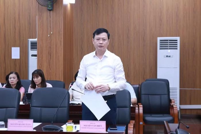 Giám đốc Sở GD&ĐT Hà Nội Nguyễn Văn Hiền thông tin tới đoàn kiểm tra về các nhiệm vụ của ngành Giáo dục Thủ đô đã, đang và sẽ triển khai.