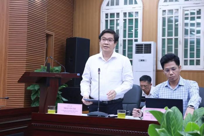 Vụ trưởng Vụ Giáo dục Phổ thông Thái Văn Tài trao đổi tại buổi làm việc.