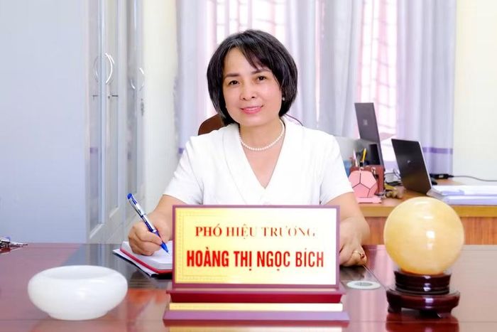 Cô Hoàng Thị Ngọc Bích, Phó Hiệu trưởng Trường Tiểu học Yên Sơn.