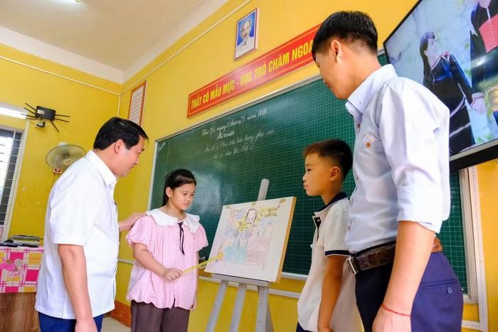 Lãnh đạo UBND xã Yên Sơn kiểm tra, động viên học sinh dịp đầu năm học mới.